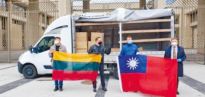 台湾之前赠送立陶宛一批口罩，立陶宛议员展示立陶宛国旗欢迎。　