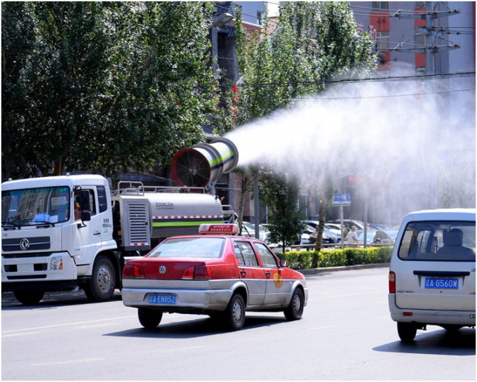 市政府出動大砲噴霧車為城市降溫。