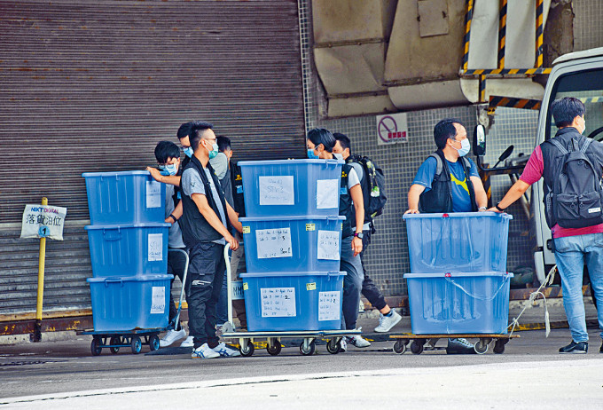警方在壹傳媒總部大樓檢走約二十五大箱證物調查。