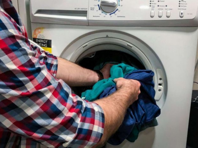 奶奶更指「男人洗衣服晾衣服會身體不好」。網圖