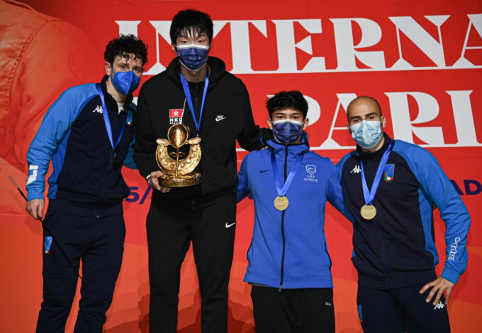 張家朗(左二)新賽季第一戰就首度奪得世界盃分站冠軍。國際劍聯Facebook圖片