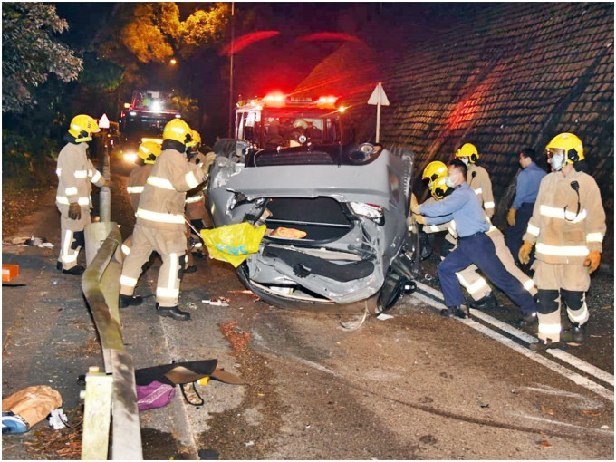 車上3人一度被困，由消防救出。