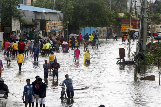印度泰米尔纳德邦钦奈出现水浸，街道变成泽国。AP图片