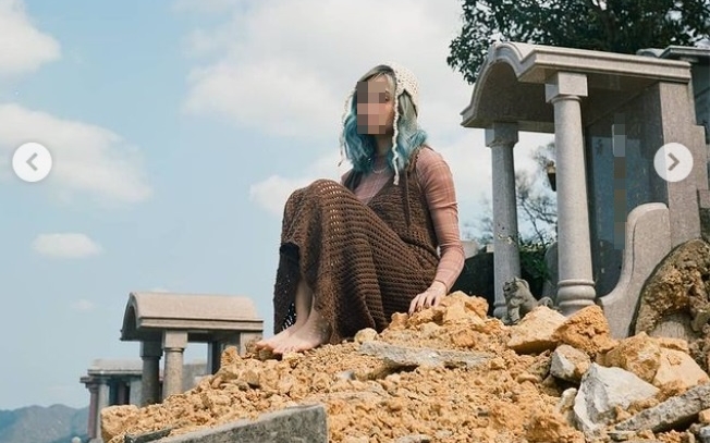 女子在坟墓上拍摄。图片转载自「kaleidosky.model」