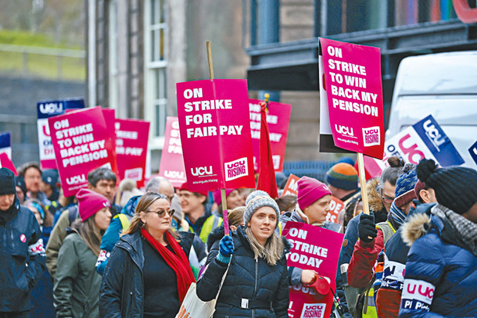 利物浦大學教職員周四罷工期間，有學生一起參與示威集會。