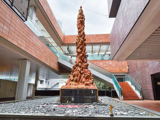 「國殤之柱」在香港大學豎立20多年，於2021年12月移走。