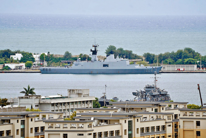 台灣巡防艦在高雄左營軍港候命。