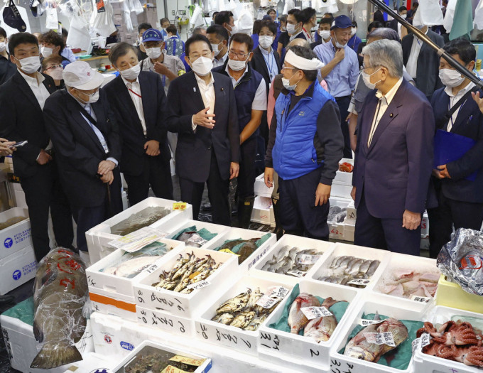 日本首相岸田文雄拟再拨逾10亿救水产，图为他日前到访东京丰洲市场视察。路透社