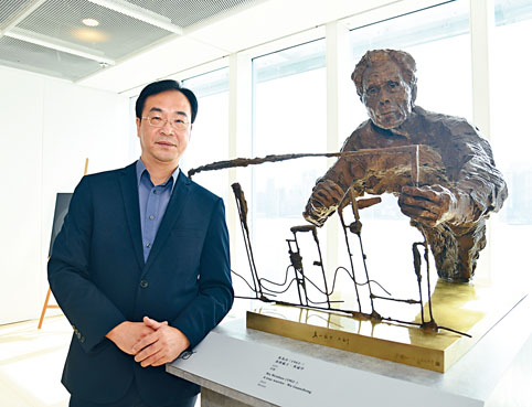 香港艺术馆首席研究员（至乐楼及吴冠中藏品）司徒元杰表示，吴冠中曾多次捐赠画作予香港艺术馆。