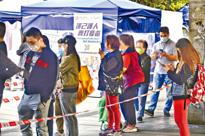 黃大仙廟宇廣場流動接種站，昨日有市民排隊打針。 