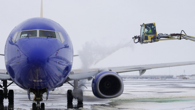 冬季风暴袭美，当地逾1550班机取消。AP