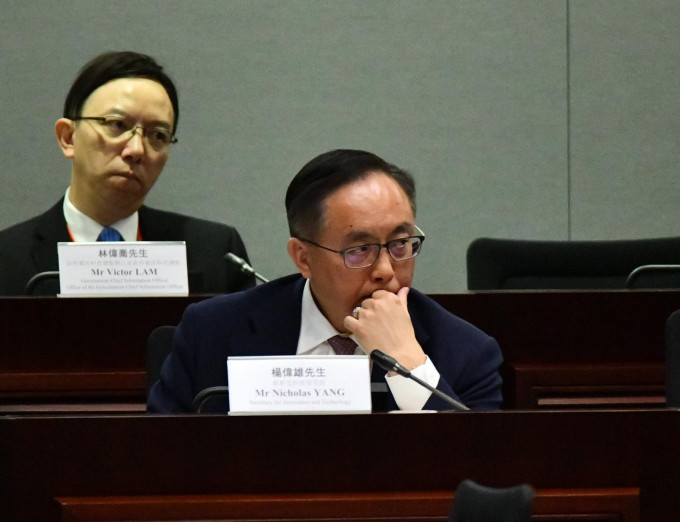杨伟雄回应指，已就智慧灯柱成立委员会，引入第三方意见。