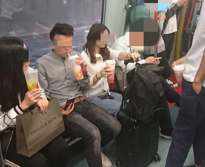 4名疑似內地遊客在港鐵車廂公然邊喝飲料邊聊天。  Facebook群組「Tai Po 大埔」圖片
