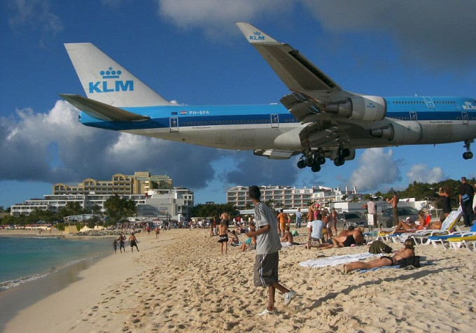 飛機在起飛或降落時，距離海灘上曬太陽的人們不過100英尺。