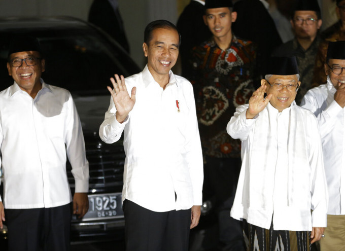 印尼憲法法院確認現任總統維多多(中)贏得選舉成功連任。 AP圖片