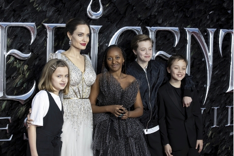 安祖蓮娜早前帶同子女出席《黑魔后2》的首映禮。