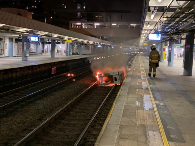 在车站投掷汽油弹及纵火等行为严重威胁乘客及员工的安全。