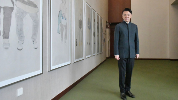 陈祖恒身穿由本地设计师所设计的中式礼服到议事厅议政并发言。陈极彰摄