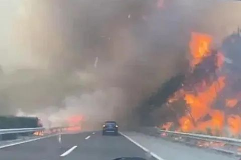湖南山火逼近高速公路。