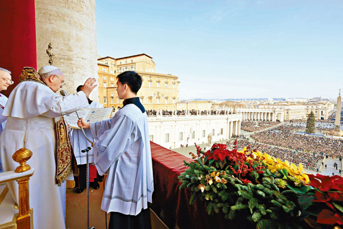 教宗方濟各昨日在聖伯多祿大教堂的陽台，向信眾發表聖誕文告。