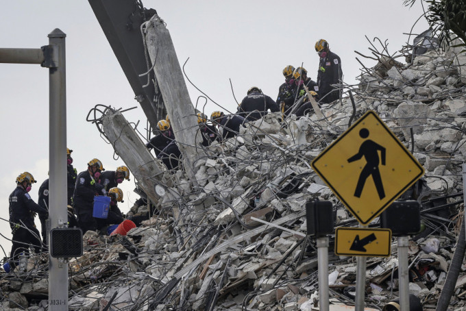 迈阿密塌楼爆破后恢复搜救，再发现4遗体死亡人数增至28。AP图片