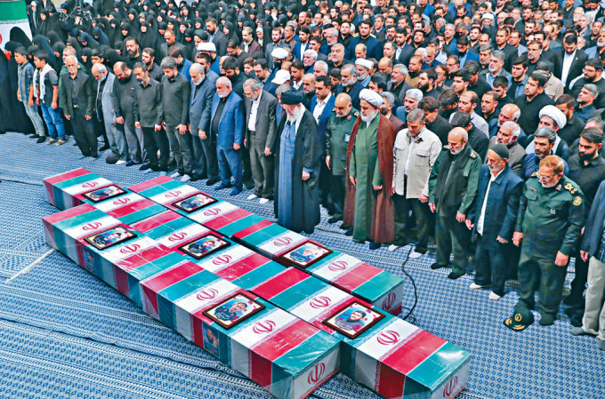 以軍空襲伊朗駐敘利亞領事館大樓，7名伊斯蘭革命衛隊成員喪生。最高領袖哈梅內伊周四帶領眾人在棺木前祈禱。