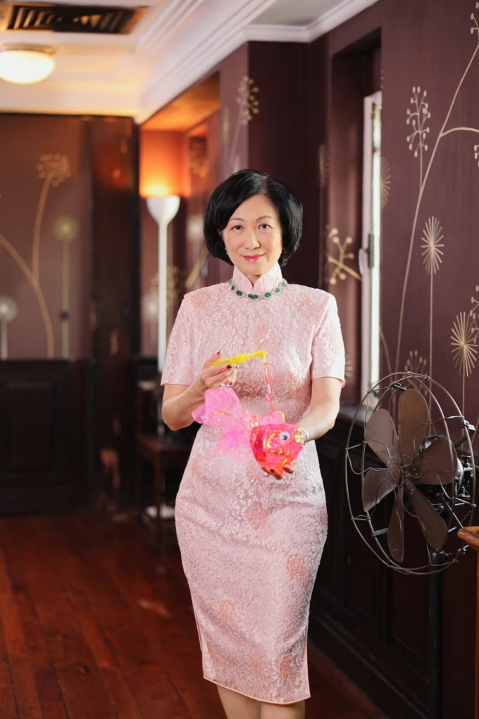 叶刘指曾穿著这套粉红色旗袍接待不少访港政要。FB图片
