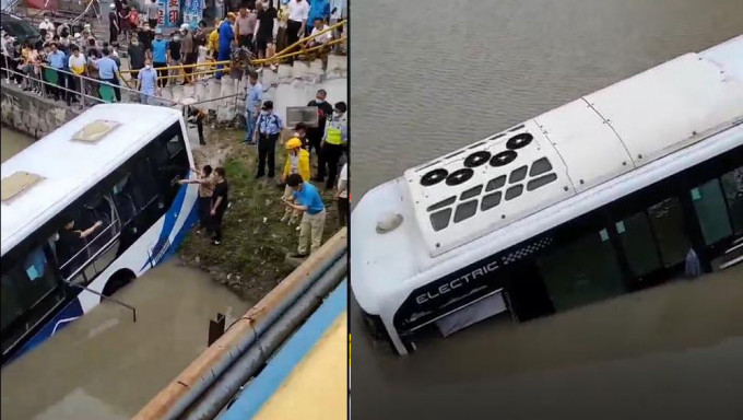 上海浦東新區惠南鎮一輛巴士失控衝入河中。