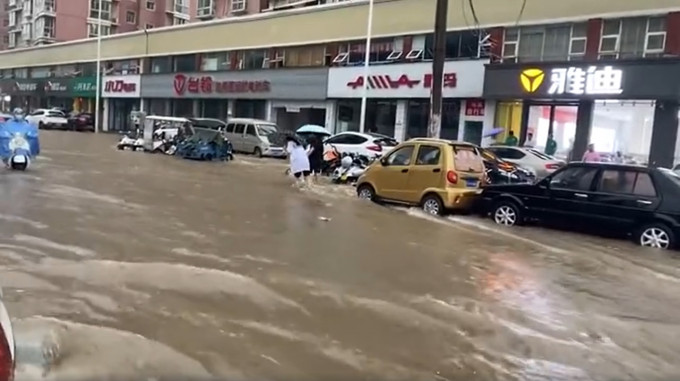 河南连日暴雨，至今33人死亡，8人失踪，超过300万人受灾。网上图片
