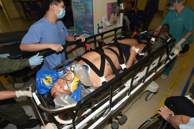 西贡浪茄湾玩滑翔伞的男子，疑失控滑落地面擦伤送往医院。