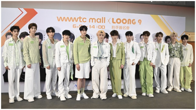 男團LOONG 9原定4月在香港舉行首個拍手簽名會，延至今日（9日）再次舉行，12子齊齊穿上綠白色造型跳唱《閃耀》。