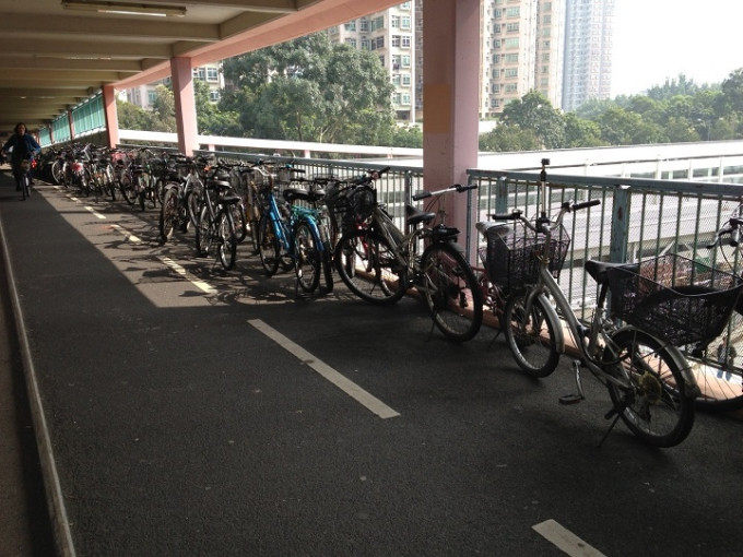 本港多區都有單車違泊情況。資料圖片