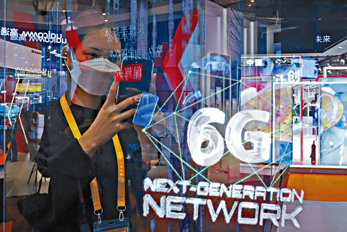 上海上周举行进博会，技术装备展区一名参观者被6G网络概念所吸引。
