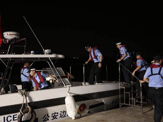 深圳警方進行打擊走私違法行動。網圖