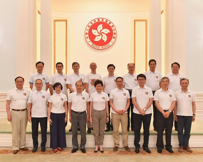 林郑月娥昨日带领一众司局长在礼宾府举行「集思会」。