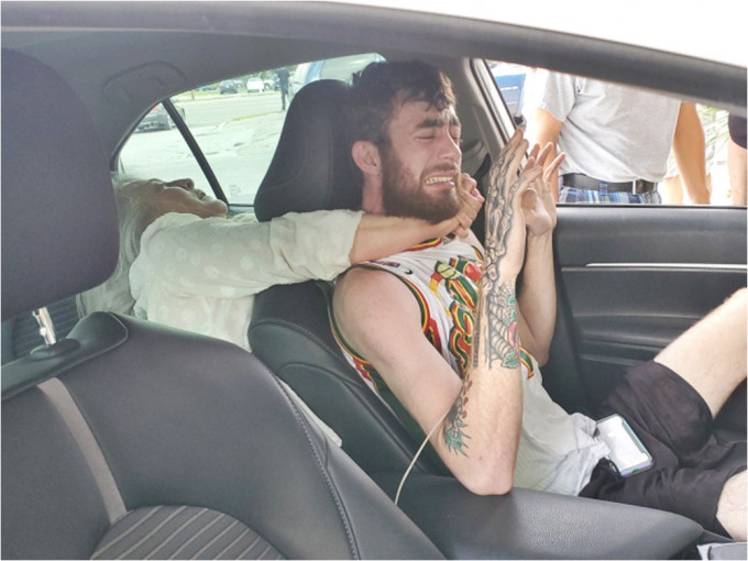 恐怖女乘客突袭击uber司机。网图