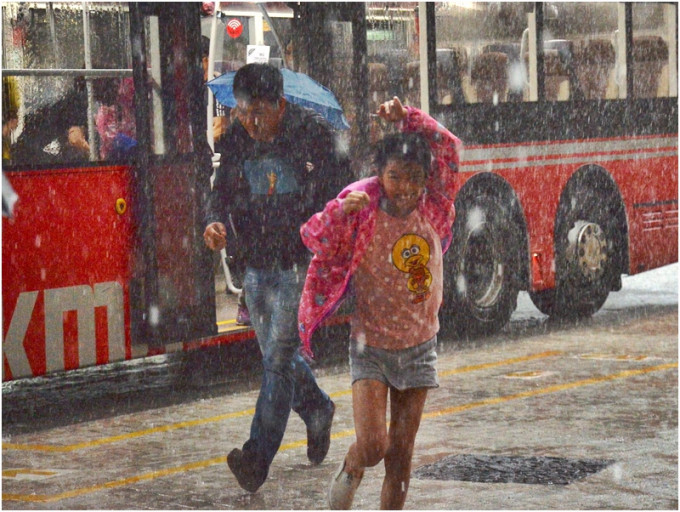 天文台预料本港地区今日大致多云，有一两阵骤雨，下午骤雨增多及有狂风雷暴。