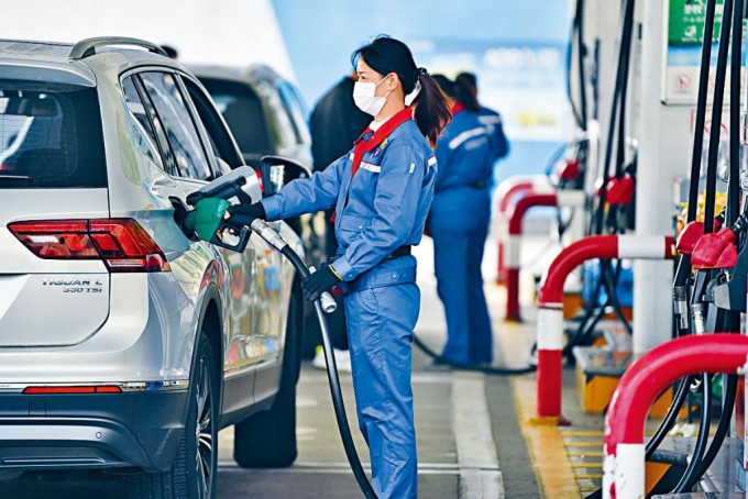 今日起，内地汽、柴油价格每吨分别提高310元和300元人民币。
