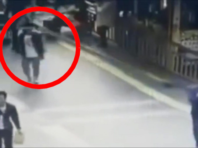 廣州有電燈柱被人借力翻越欄杆後倒下擊中路過男子。（網圖）