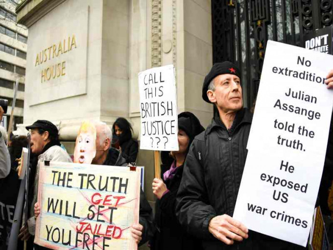 大批民众周六在伦敦上街游行示威及参加集会声援阿桑奇。AP