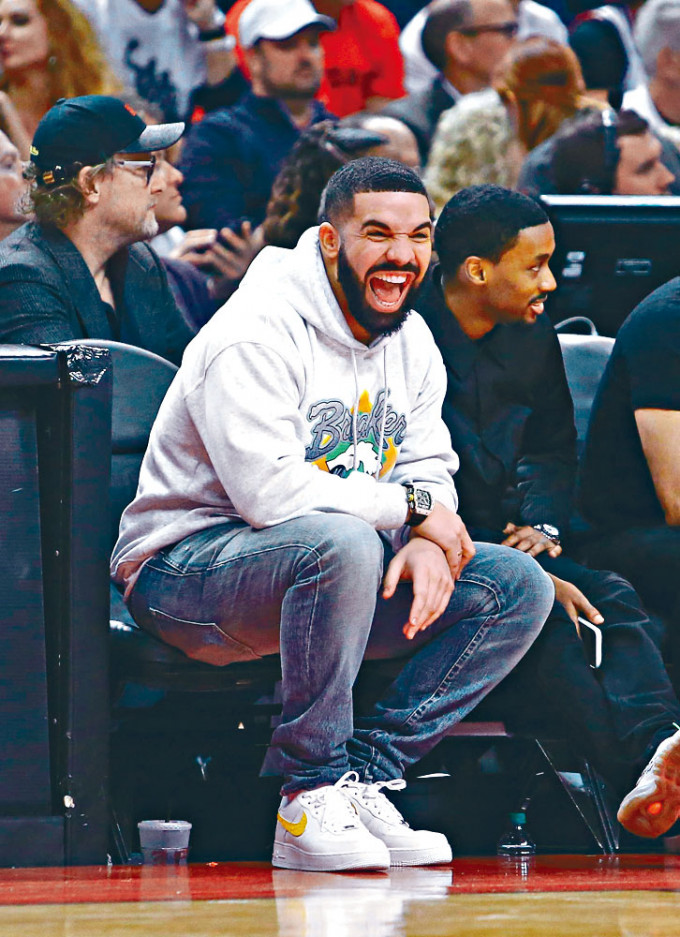 Drake在新歌提到向Kanye忏悔，让fans怀疑他跟Kim有暧昧。