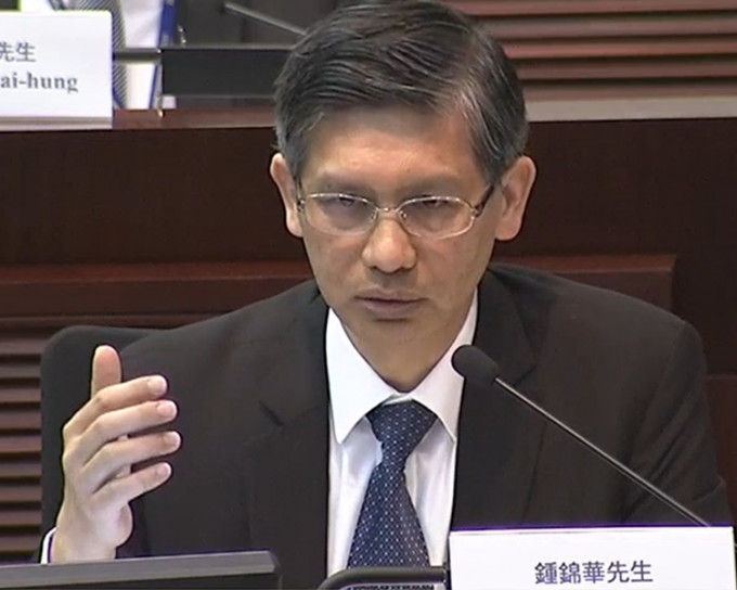 鍾錦華認為事件應由顧問負上責任。
