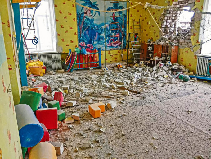 烏克蘭東部盧甘斯克地區這家幼稚園，據報遭親俄分離分子炮擊，課室牆壁被打穿。