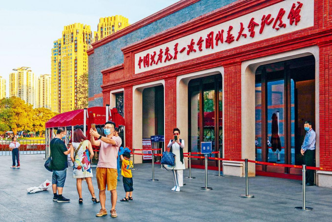 在红色旅游热潮下，不少人都来到上海的中国共产党第一次全国代表大会纪念馆前留影。