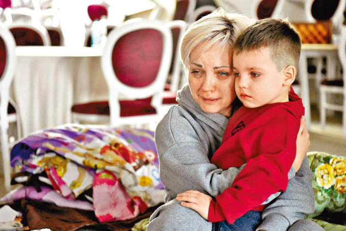 一名乌克兰母亲带着幼子，入住罗马尼亚舞厅改装的庇护所。 
