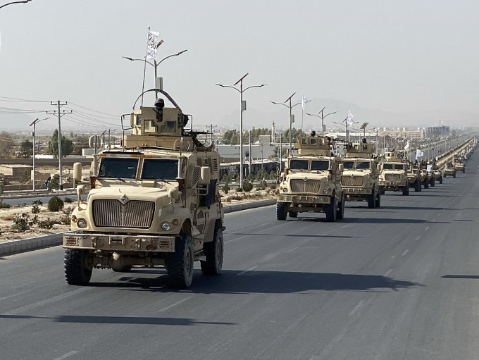 塔利班展示美军的军车。互联网图片
