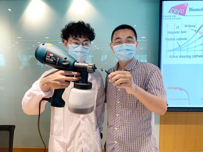 申亞京（右）示範以M-spray將膠囊覆蓋，讓其變成微型機械人。