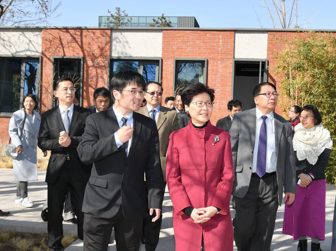 林郑月娥（右三）、行政长官办公室主任陈国基（右二）。新闻处图片