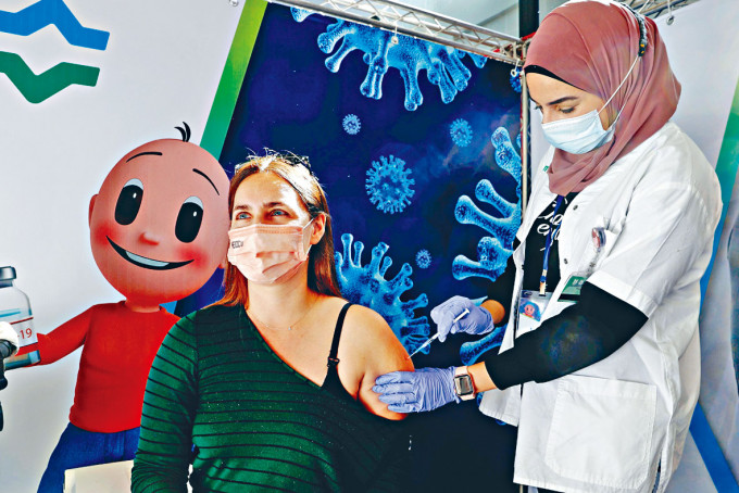 ■以色列佩塔提克瓦市一名醫護人員接種輝瑞疫苗。