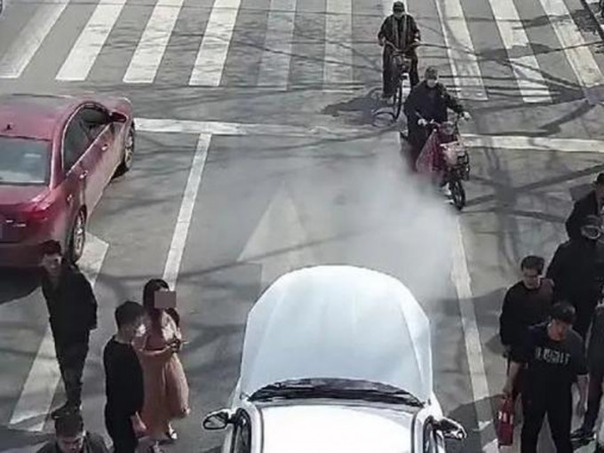 山東一名女子駕車時，汽車忽然冒出濃煙。(網圖)